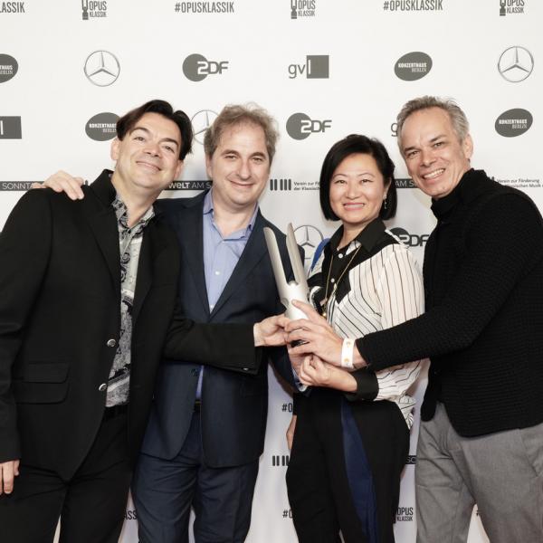 official winner foto